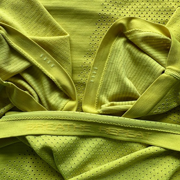 Men’s Large Lululemon Metal Vent Tech Fluorescent. Short Sleeve size large. - Picture 4 of 4